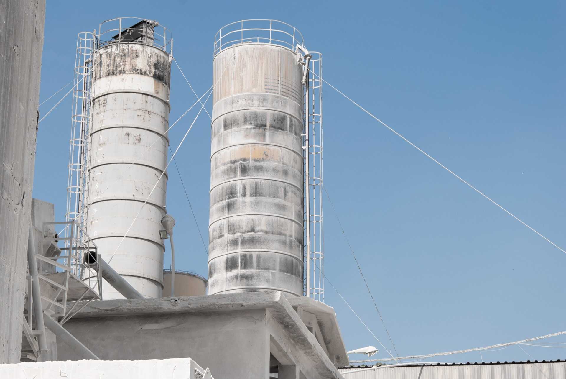 Φούρνος ψήνει πρώτη ύλη για παραγωγή ασβέστη.